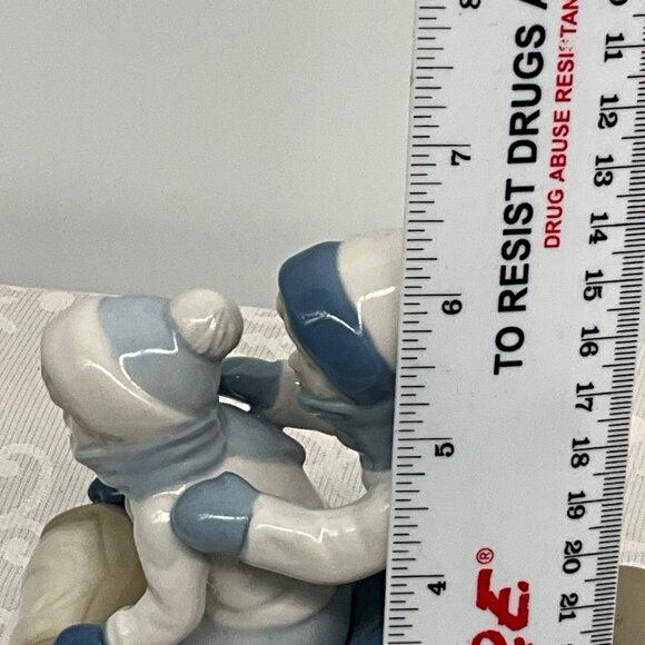 Porcelain Figurine Children Sledding 1992 Mexican Art DS Signed 5" x 4" Winter D - Picture 3 of 9